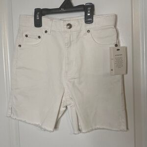 NWT girl’s white above knee 5-pocket denim shorts frayed hem size 5 CASUAL